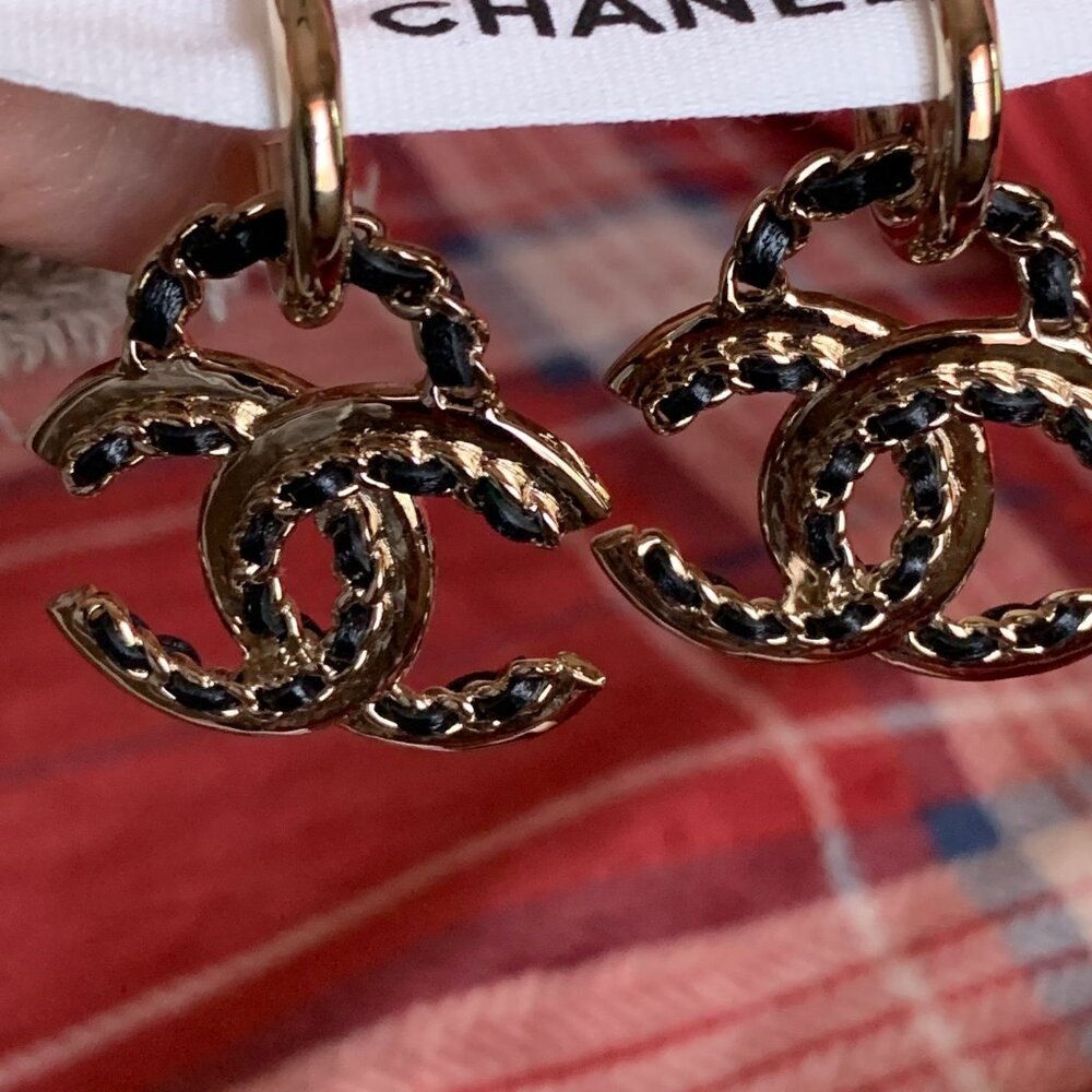 Chanel CC Black leather Chain CC Logo Dangle Earrings B22 P - Picture 3 of 7